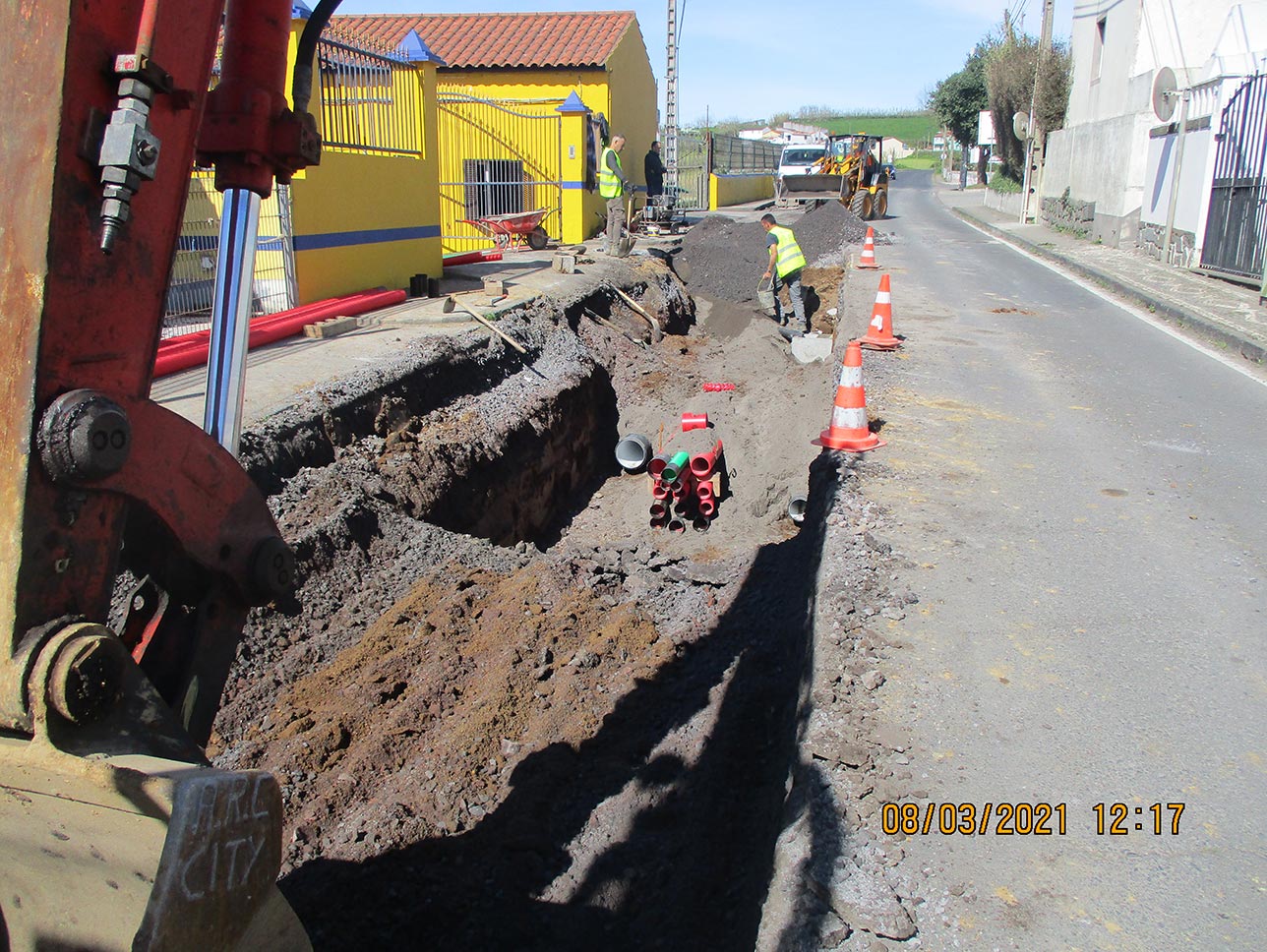 Infraestruturas de Saneamento Básico na estrada regional nº 1-1 entre rua da guiné e rua nossa senhora da vitória, relva
