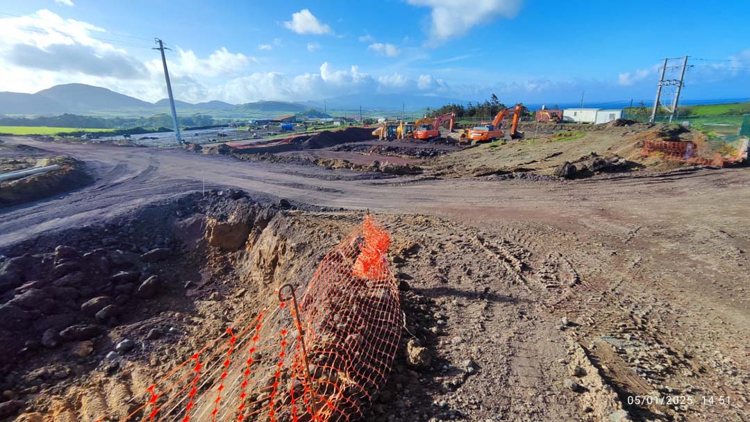 Empreitada de movimento de terras, saneamento de solos e contenções periféricas da Central Geotérmica do Pico Vermelho